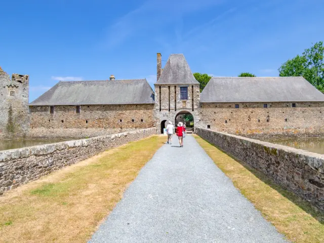 Deux personnes marchent vers l'entrée du Château de Gratot