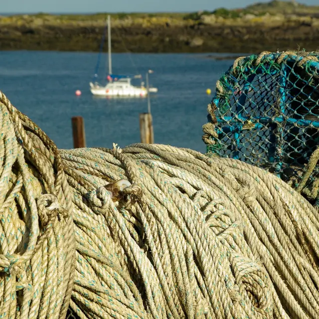 Filets de pêche et bateau en mer