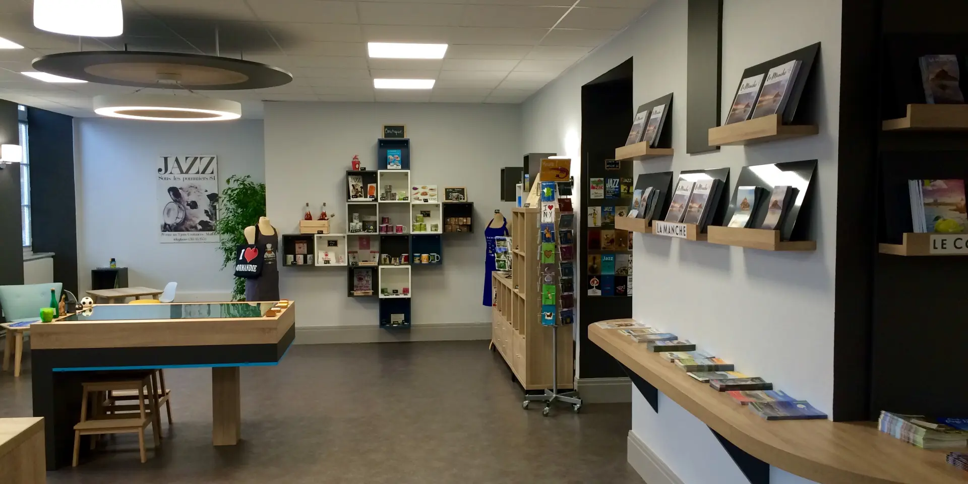 Intérieur d'une boutique avec des étagères remplies de livres et de magazines, et un comptoir en bois