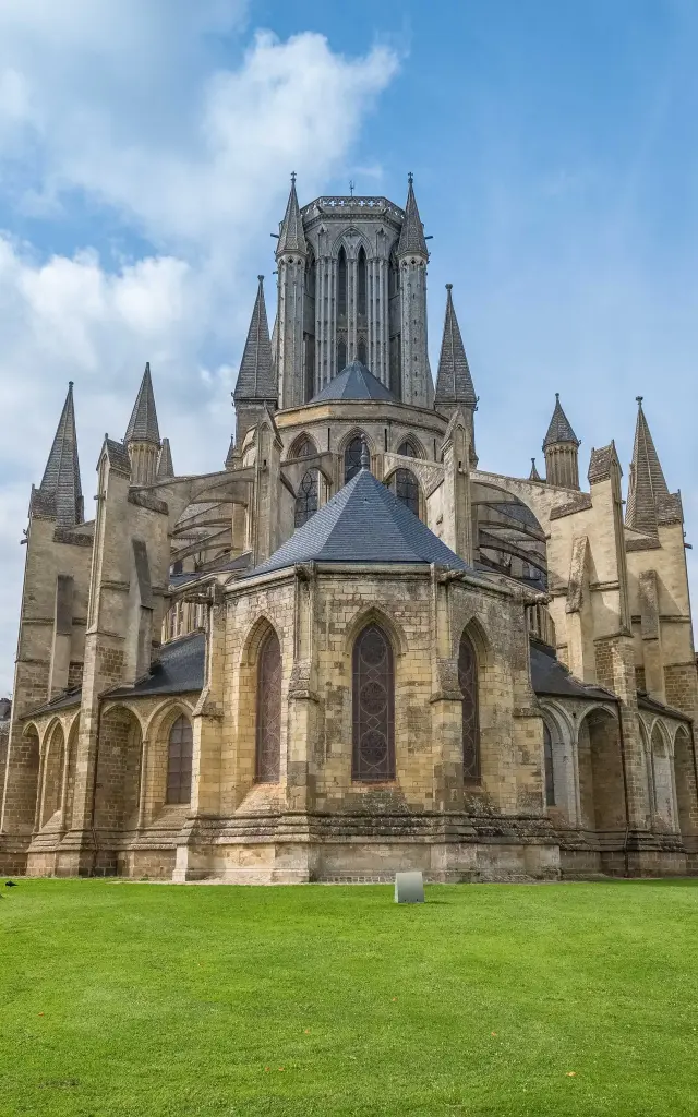 Cathédrale gothique avec des flèches pointues et une façade détaillée