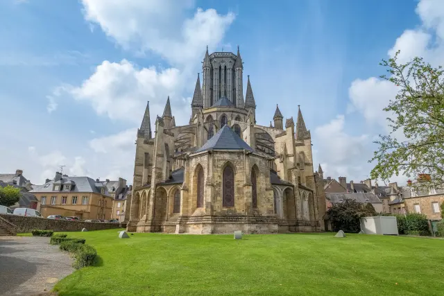 Cathédrale gothique avec des flèches pointues et une façade détaillée