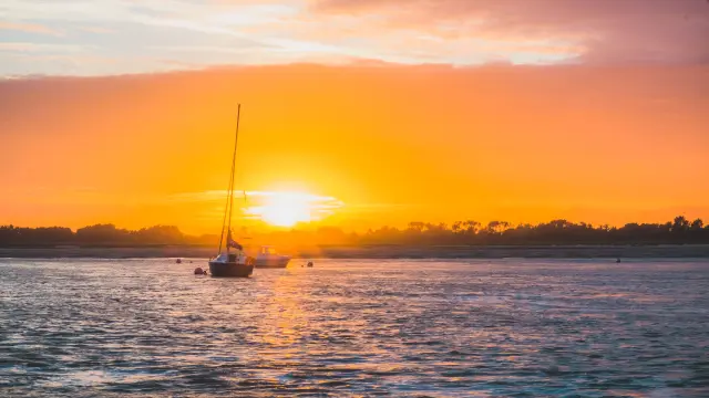 Eine Segelboot auf dem Wasser bei Sonnenuntergang