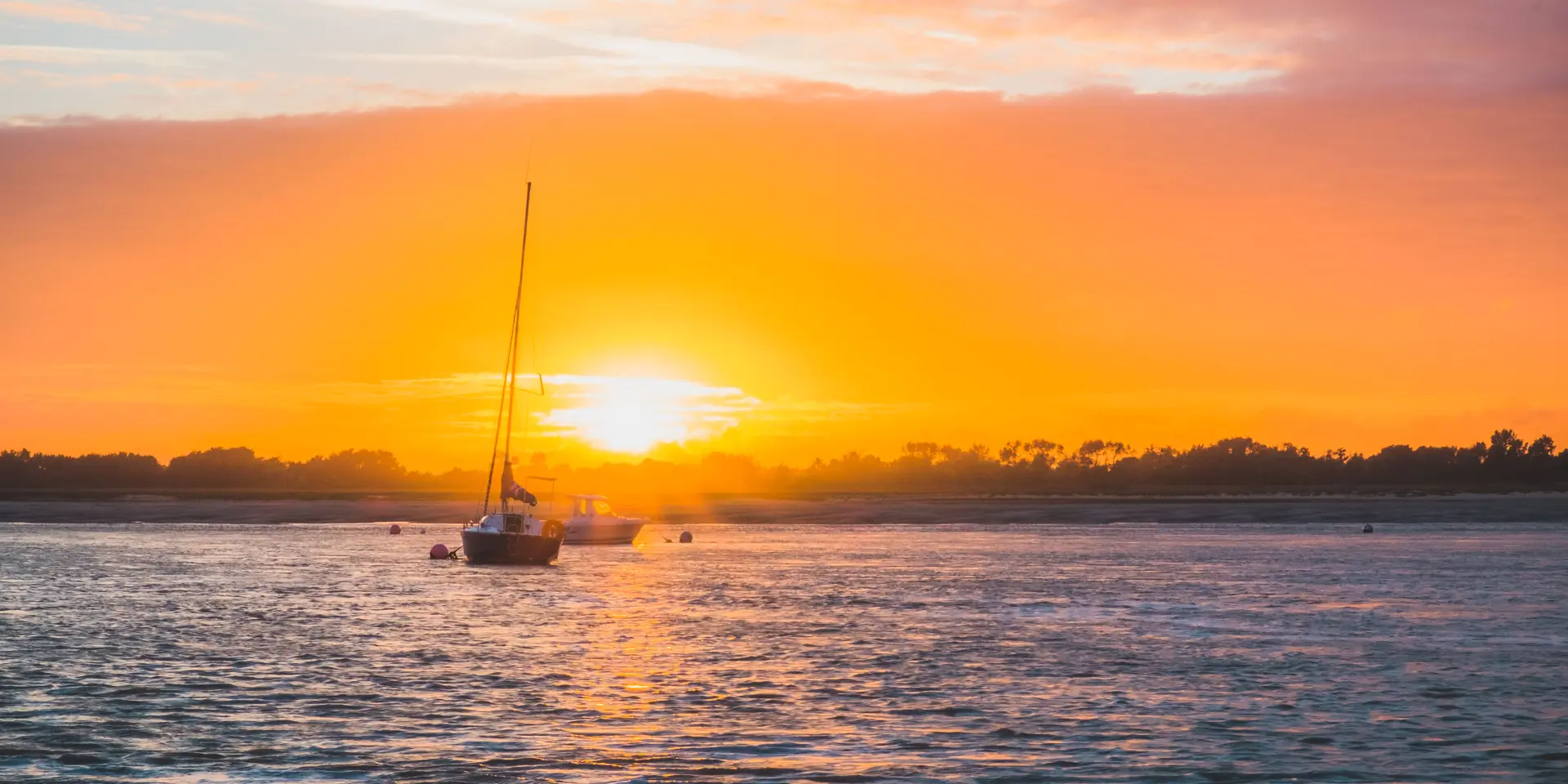 Eine Segelboot auf dem Wasser bei Sonnenuntergang