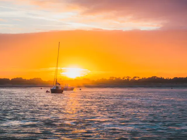 Eine Segelboot auf dem Wasser bei Sonnenuntergang