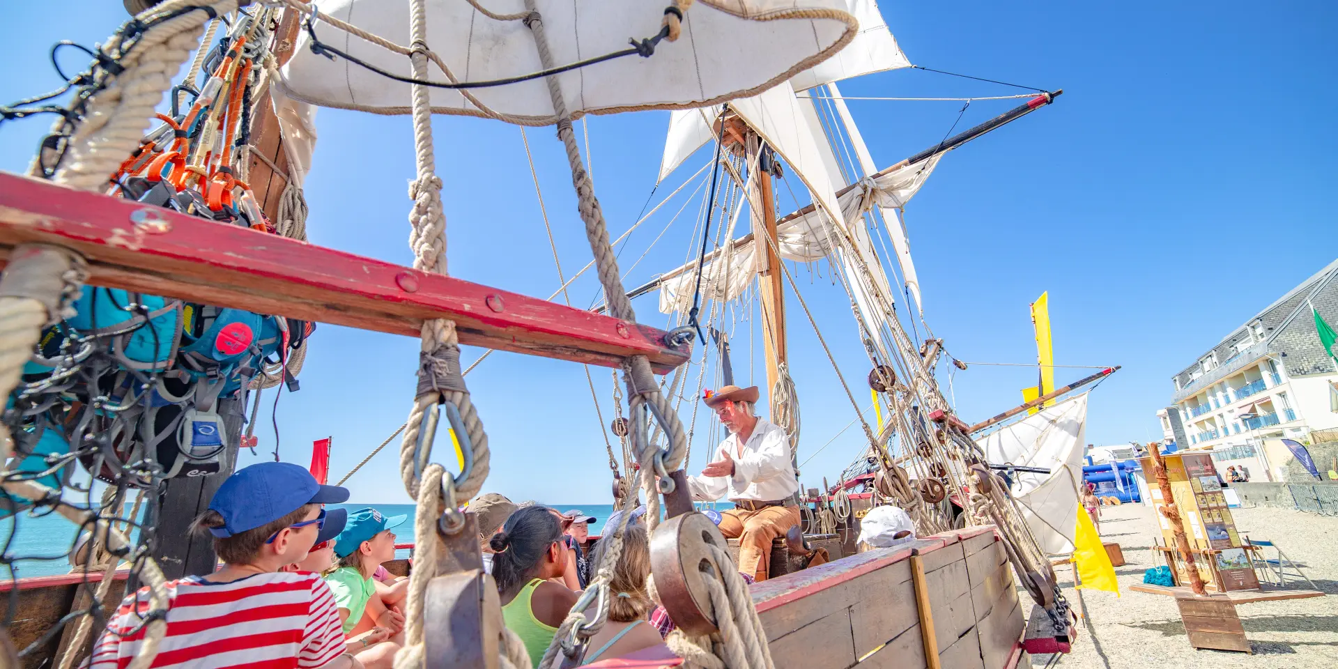 Groupe de personnes sur un bateau à voile avec un capitaine
