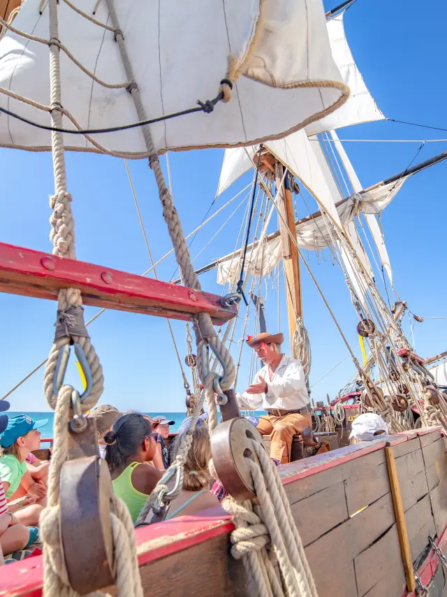 Groupe de personnes sur un bateau à voile avec un capitaine