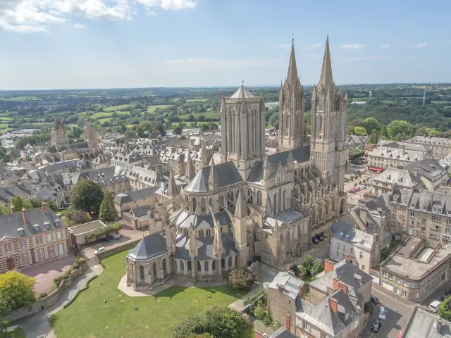 Vue aérienne d'une cathédrale médiévale en Bretagne