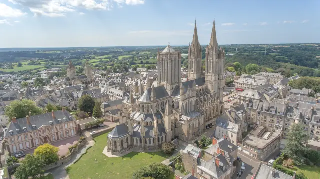 Vue aérienne d'une cathédrale médiévale en Bretagne