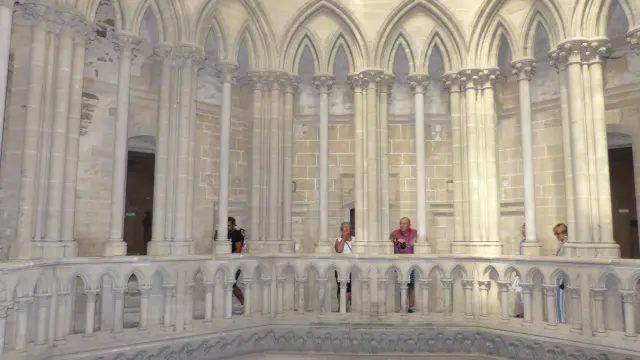 Intérieur d'une cathédrale gothique avec des colonnes et des arcs