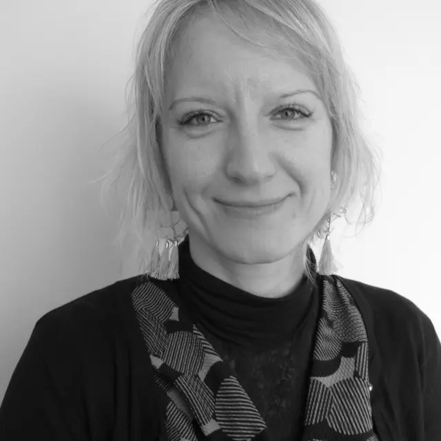Portrait d'une femme souriante portant une écharpe à motifs