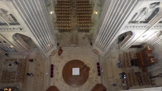 Vue aérienne de l'intérieur d'une cathédrale avec des colonnes et des rangées de chaises
