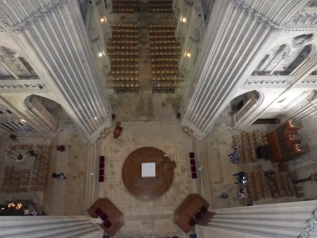 Vue aérienne de l'intérieur d'une cathédrale avec des colonnes et des rangées de chaises