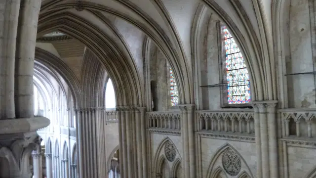 Intérieur d'une église gothique avec des arcs et des vitraux