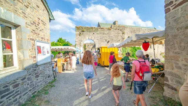 Marché du vendredi au château de Regnéville sur Mer