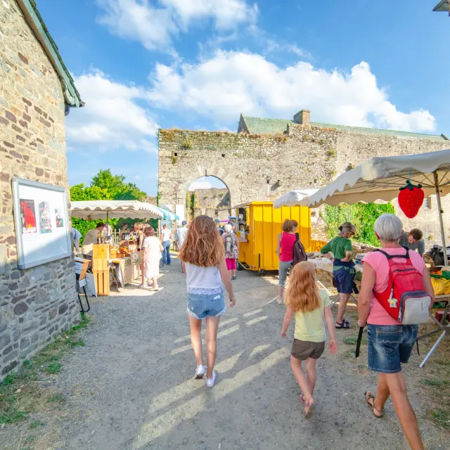 Marché du vendredi au château de Regnéville sur Mer