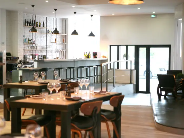 Innenraum eines Restaurants mit ordentlich angeordneten Tischen und Stühlen