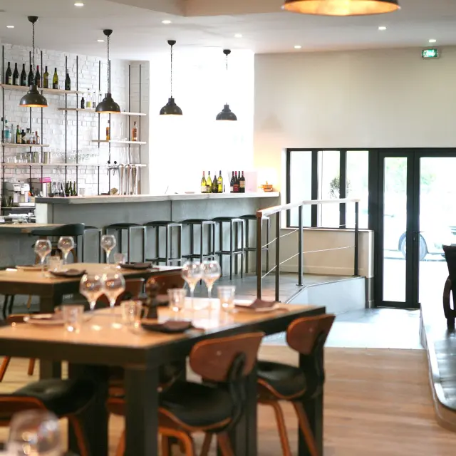 Intérieur d'un restaurant avec des tables et des chaises bien disposées