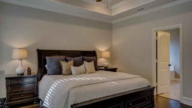 Chambre avec lit king size, deux tables de chevet et une porte ouverte