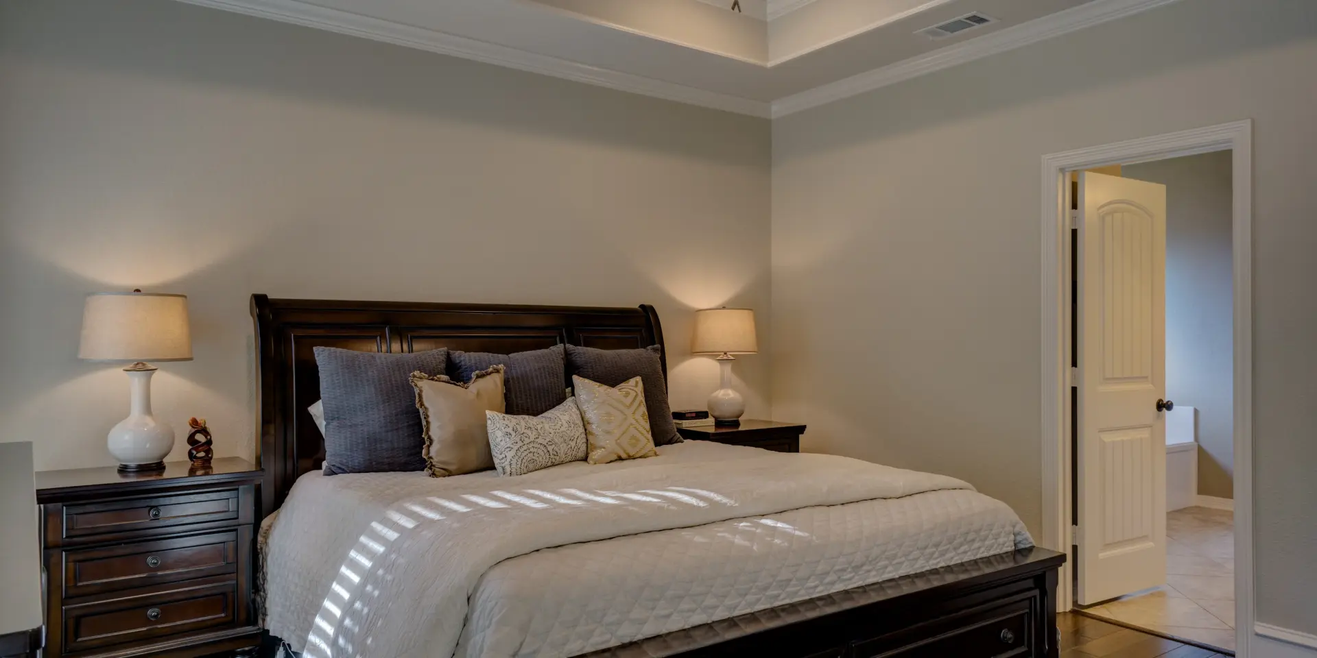 Chambre avec lit king size, deux tables de chevet et une porte ouverte