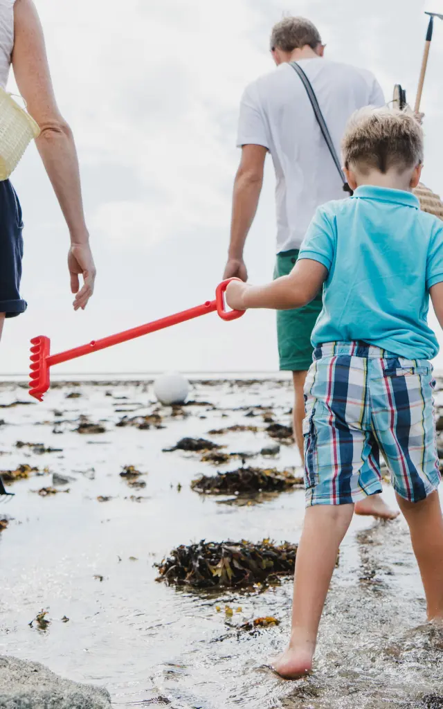 Famille partant pour la pêche à pied à Agon Coutainville