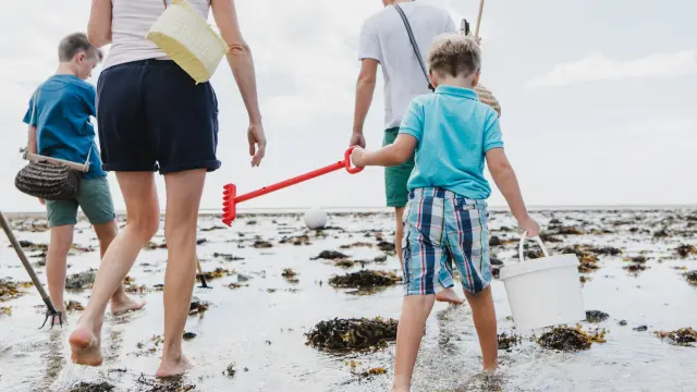 Famille partant pour la pêche à pied à Agon Coutainville