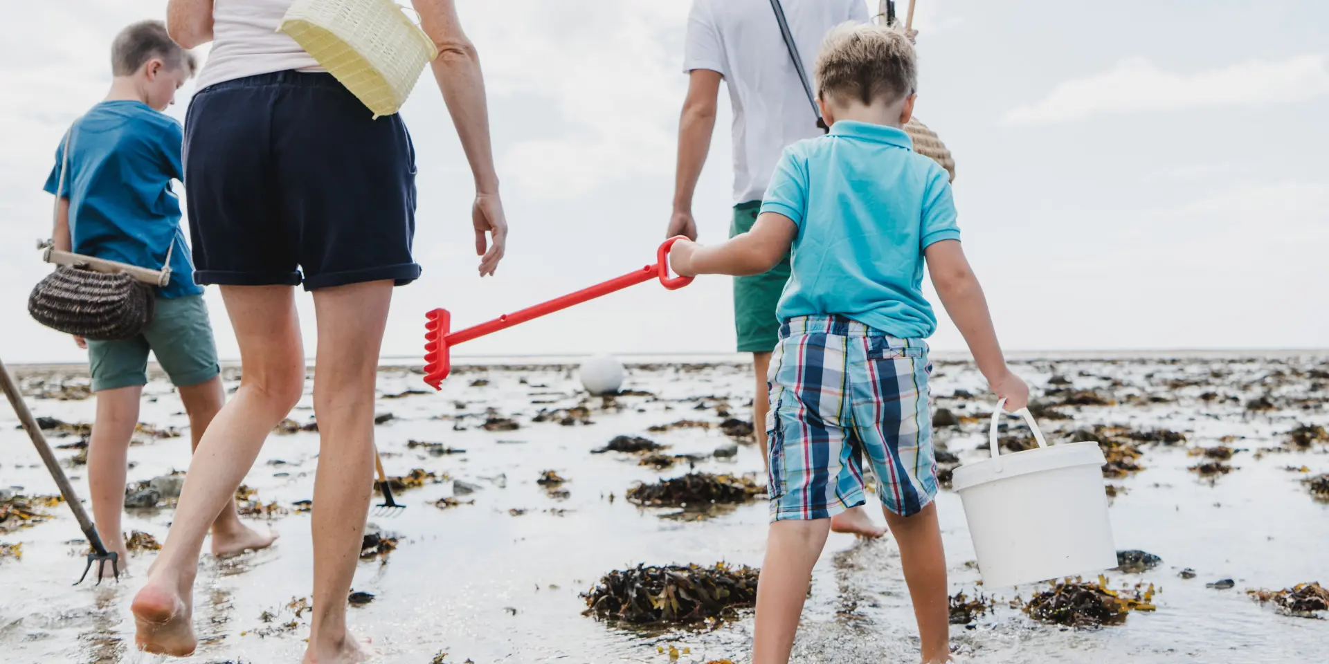 Famille partant pour la pêche à pied à Agon Coutainville