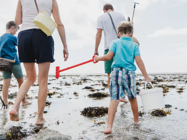 Famille partant pour la pêche à pied à Agon Coutainville
