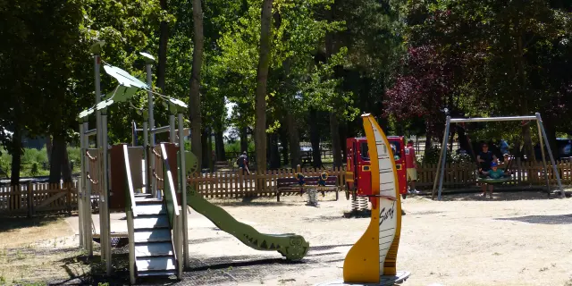 Aire de jeux à la mare de l'essay à Agon Coutainville