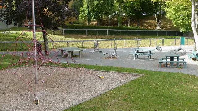 Aire de jeux et pique nique au parc des sports de Coutances