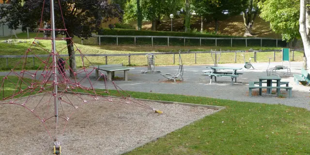 Aire de jeux et pique nique au parc des sports de Coutances