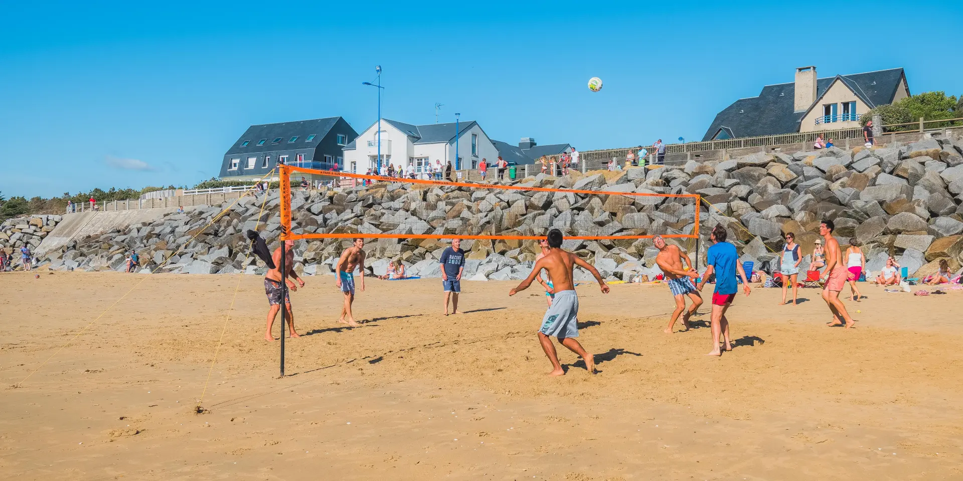 Groupe jouant au volley ball sur la plage de Hauteville sur Mer