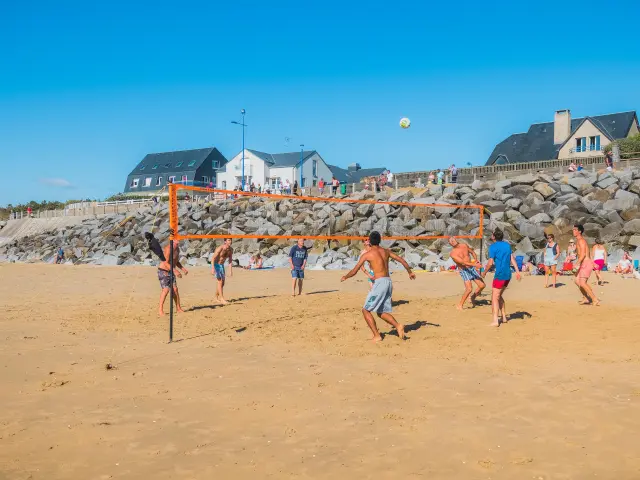 Groupe jouant au volley ball sur la plage de Hauteville sur Mer