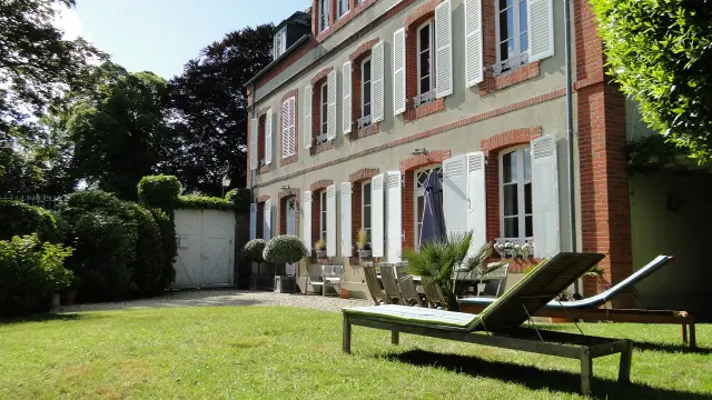 Country house with garden and lounge chairs