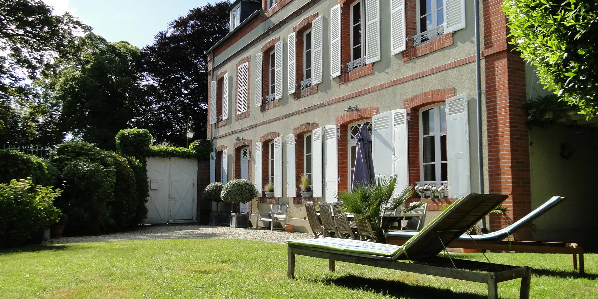 Country house with garden and lounge chairs