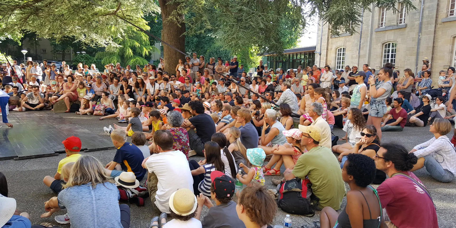 Menschen sitzen und hören einem Open-Air-Konzert zu