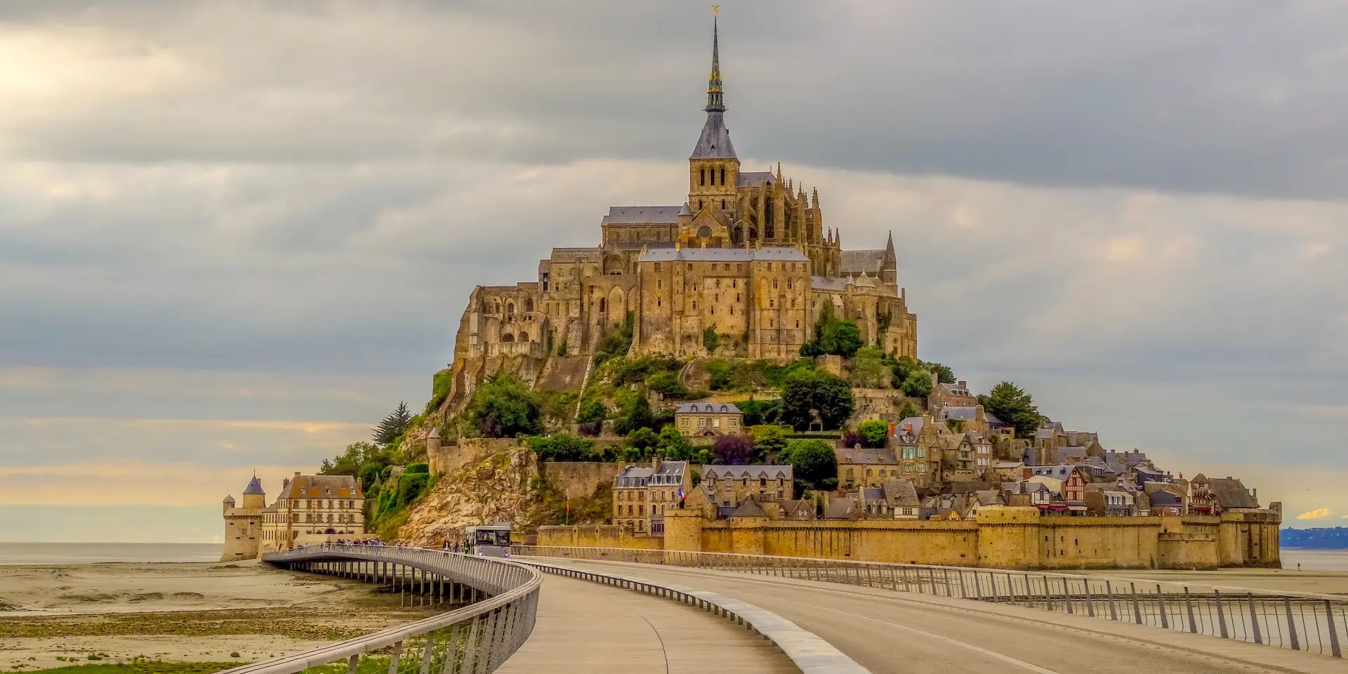 Mont Saint-Michel mit einer Straße, die zur Hauptstruktur führt