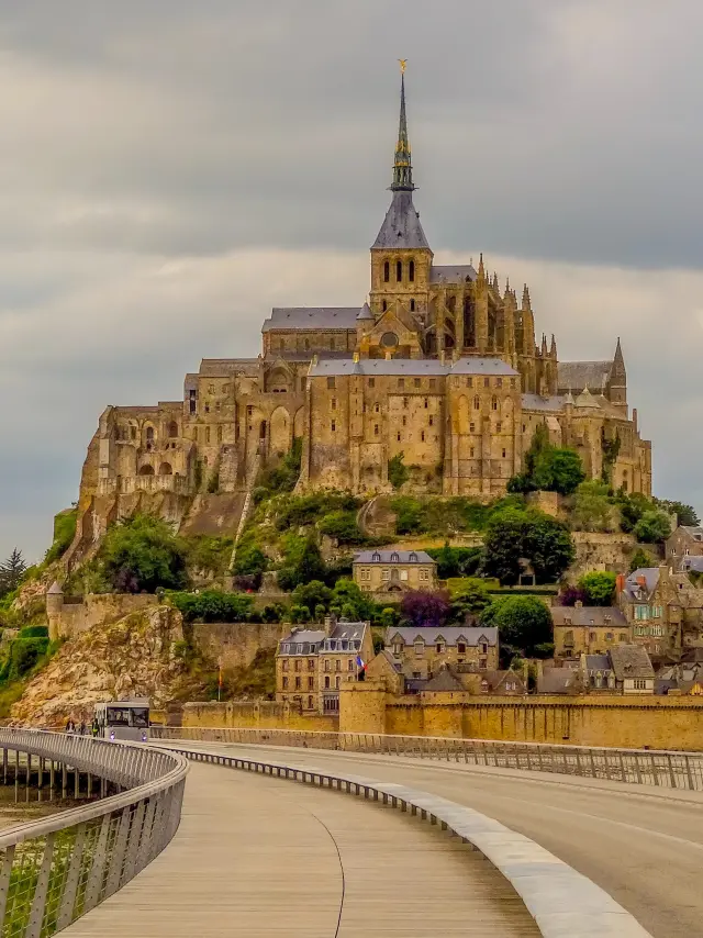Mont Saint-Michel avec une route menant à la structure principale