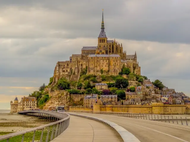 Mont Saint-Michel avec une route menant à la structure principale