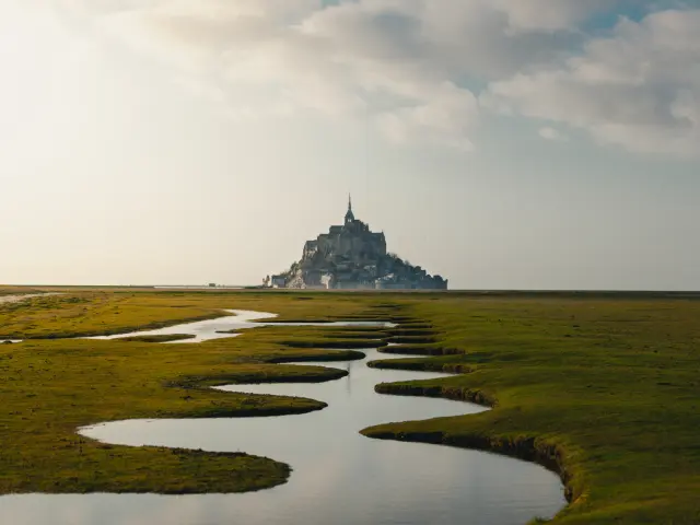 Mont Saint-Michel umgeben von Wasser und Marschland