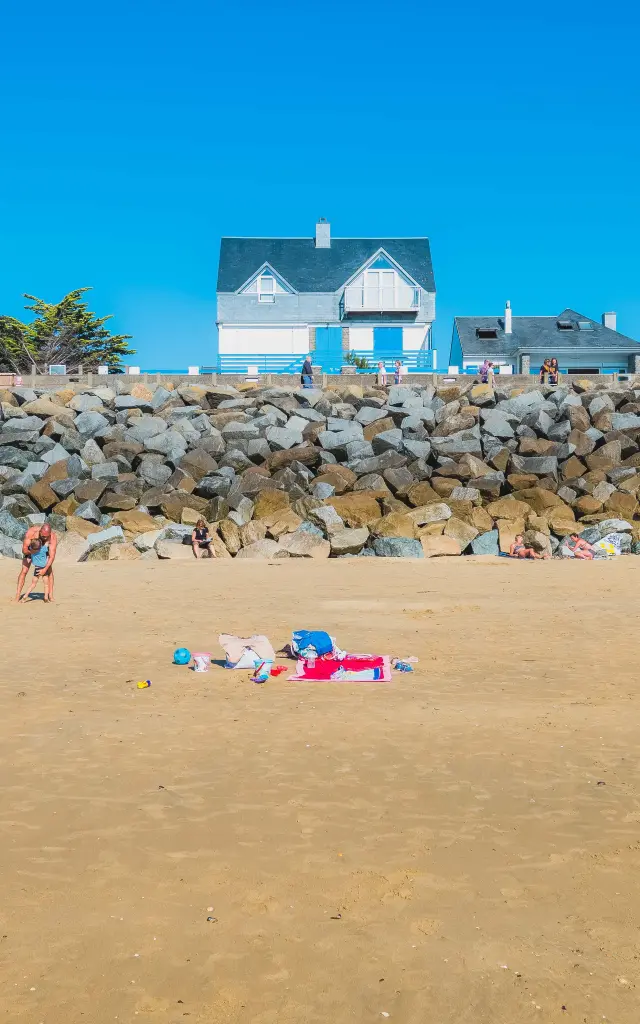 Enfants jouant sur une plage à Hauteville sur Mer