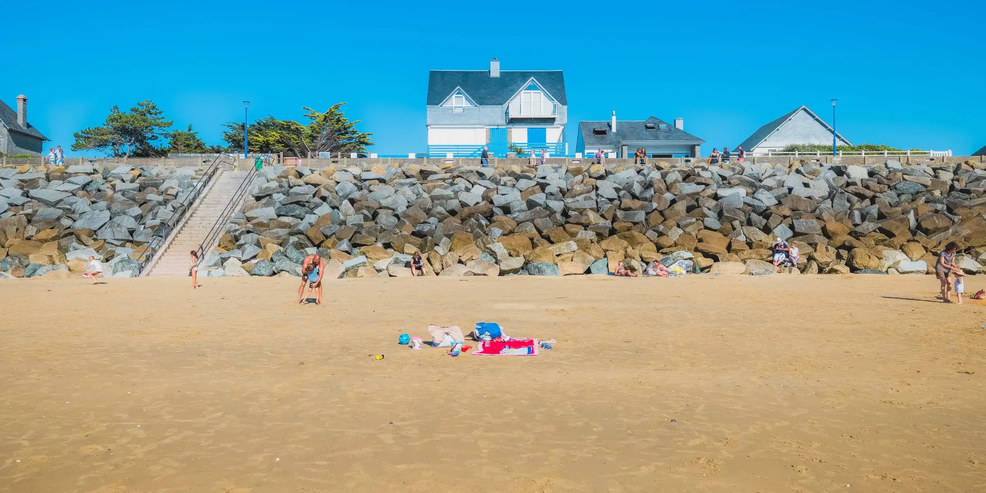 Enfants jouant sur une plage à Hauteville sur Mer
