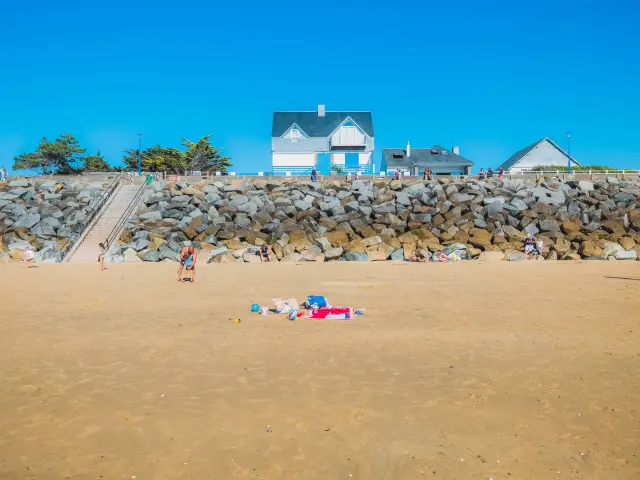 Enfants jouant sur une plage à Hauteville sur Mer