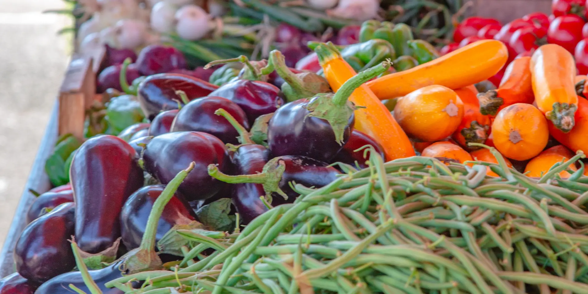 Étalage de légumes variés sur un marché