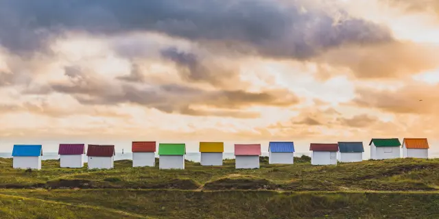 Cabines de Gouville sur Mer avec un ciel orageux et gris