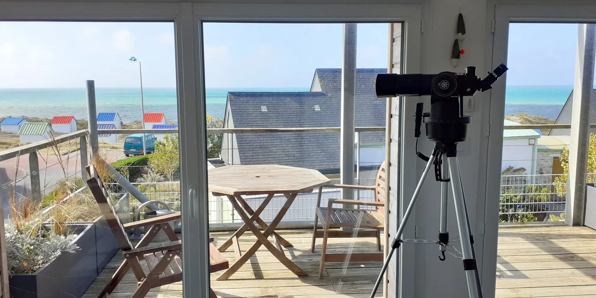 Balkon mit Tisch, Stühlen und Meerblick
