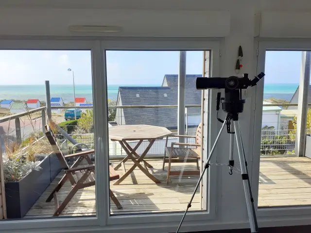 Balkon mit Tisch, Stühlen und Meerblick