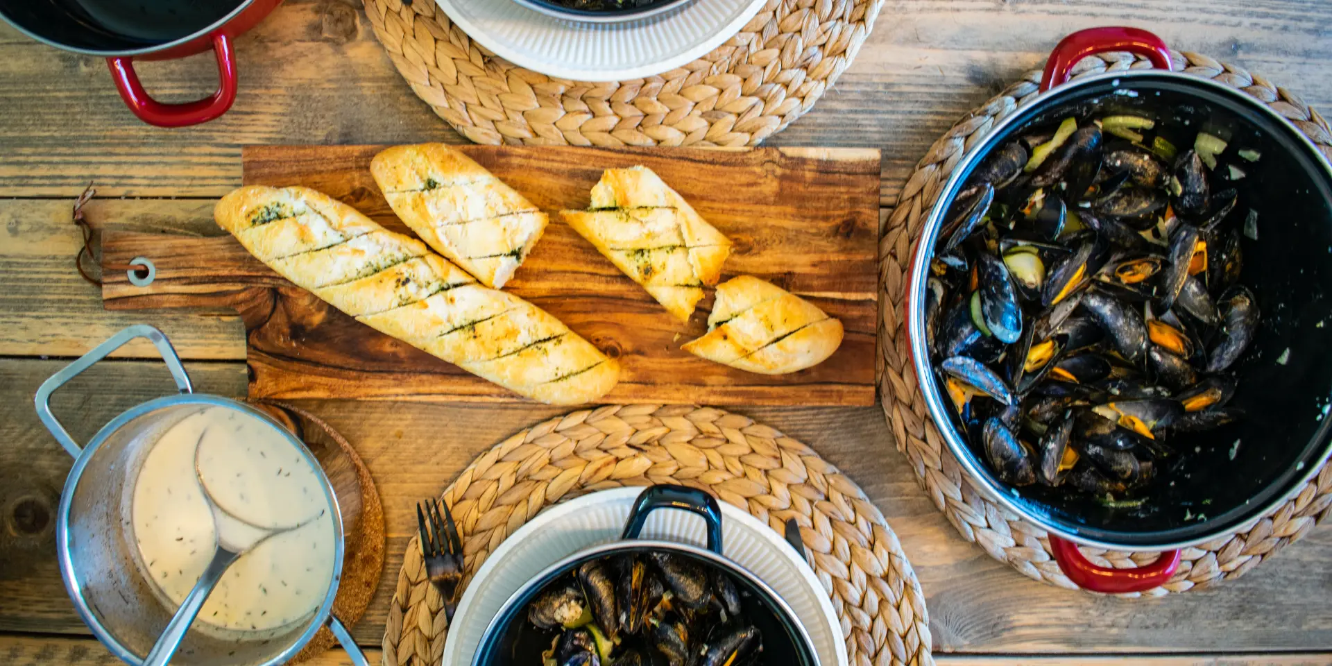 Ein Meeresfrüchte-Mahl mit Muscheln, geröstetem Brot und einer weißen Sauce