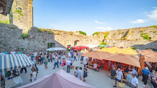 Marché animé au château de Regnéville sur Mer