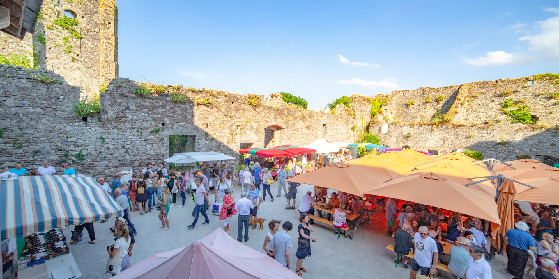 Marché animé au château de Regnéville sur Mer