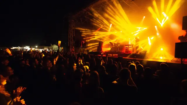 Menschenmenge bei einem Konzert mit hellen Scheinwerfern